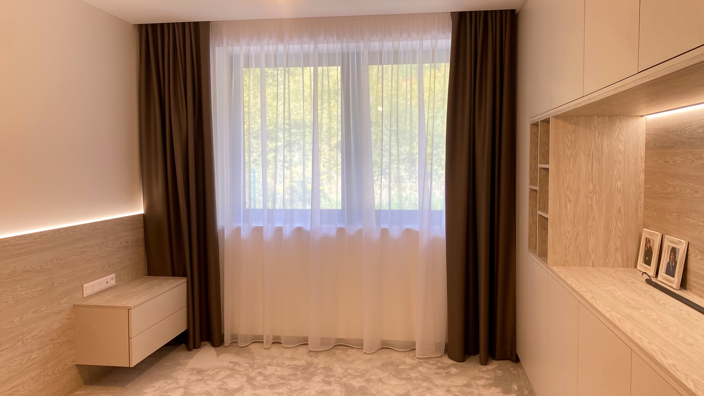 Moderná spálňa - závesy a voile - Vinné jazero