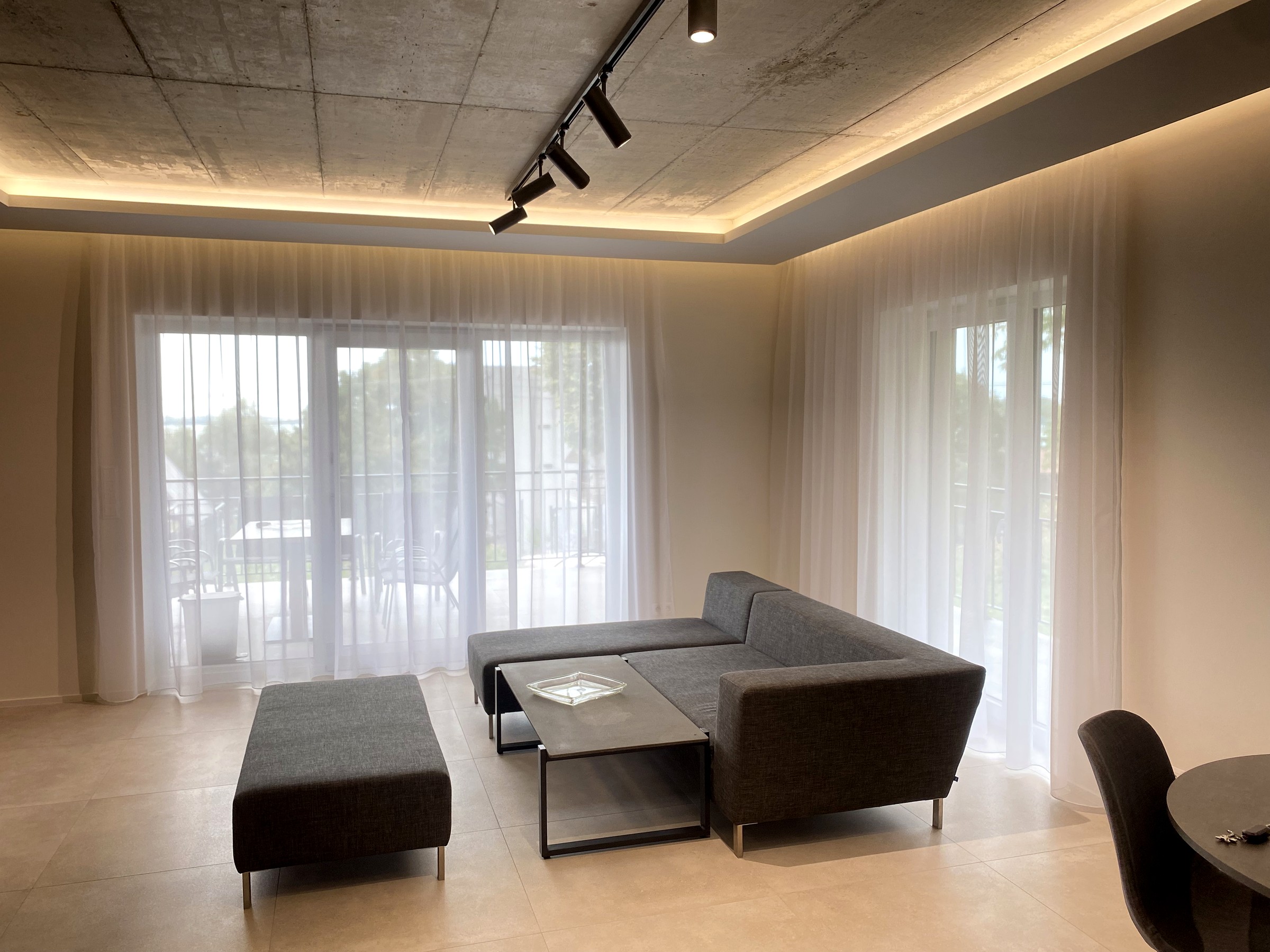 Loft-style obývačka s betonovým stropom
