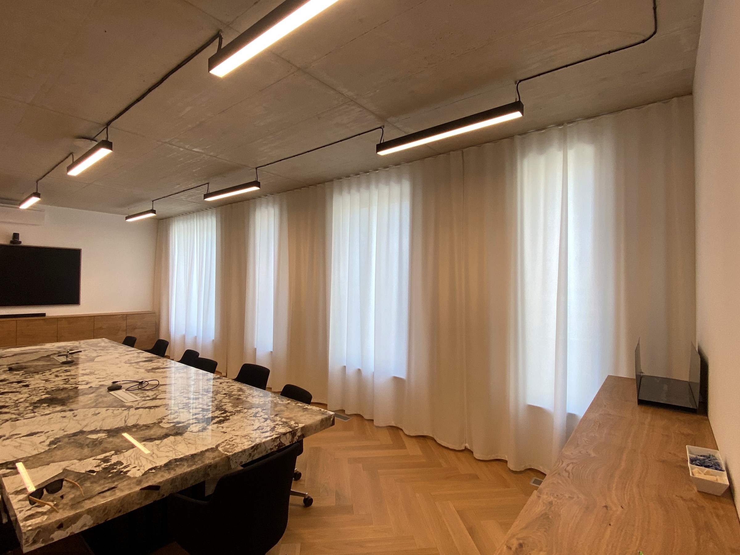 Designer meeting room - biele voile na celú stenu